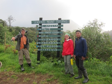 Hiking in the Cloudforest with EcoCircuitos team